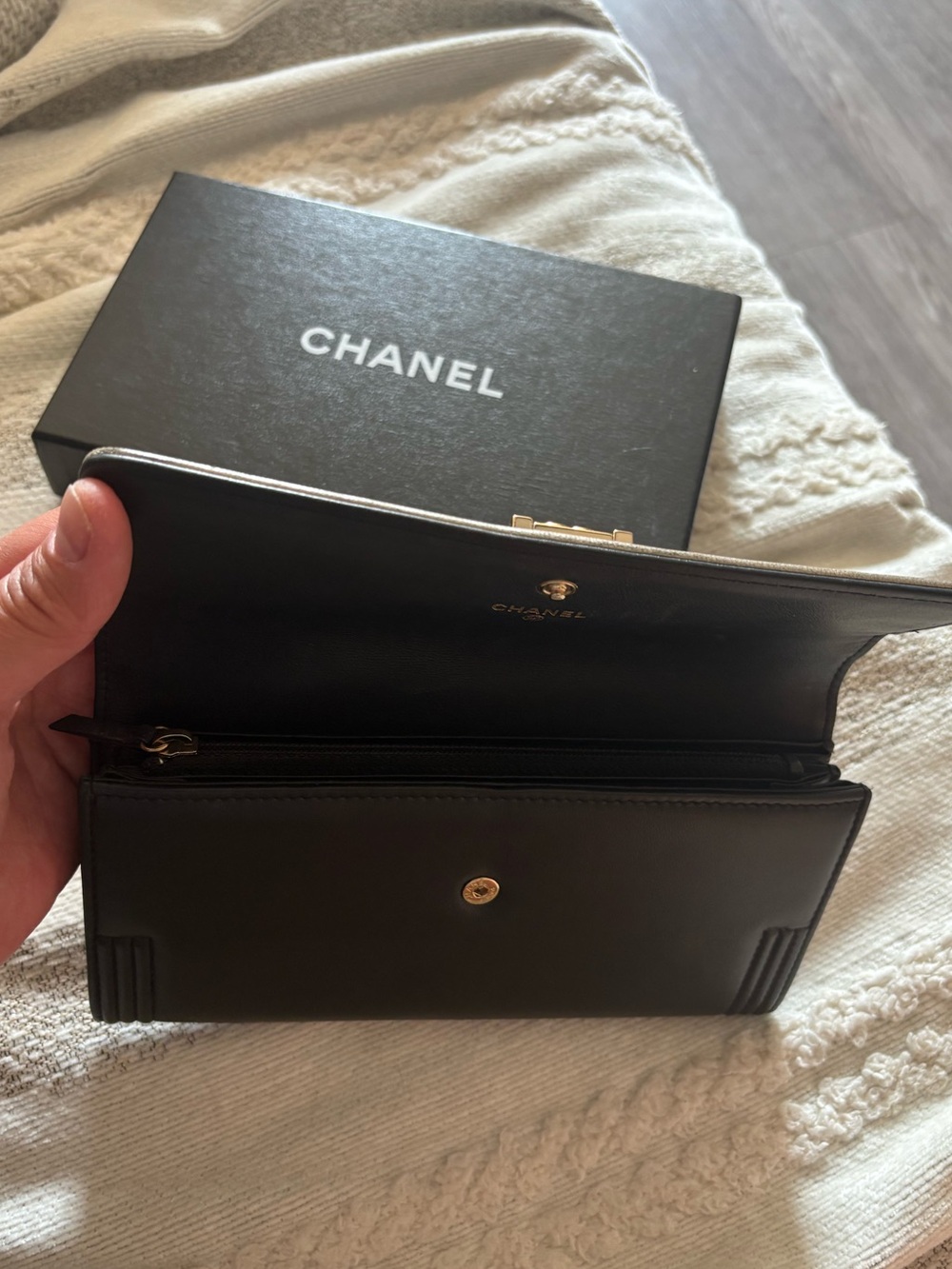 CHANEL Boy Black and metallic Gold Leather Flap Wallet w Gold glitter CC enamel - Picture 4 of 6